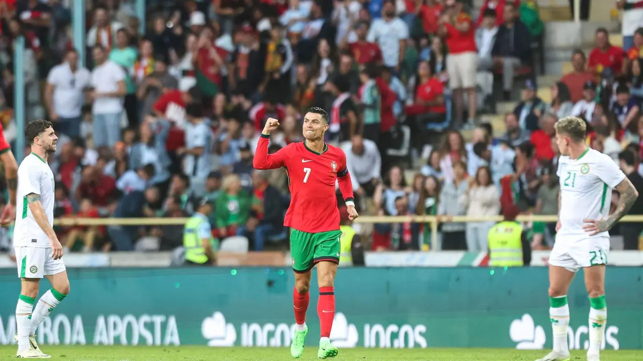 El delantero de Portugal Cristiano Ronaldo celebra uno de sus goles durante el partido amistoso que han jugado Portugal e Irlanda en Aveiro, Portugal. EFE/EPA/JOSE COELHO