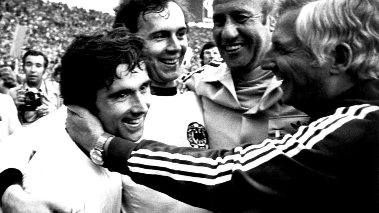 Foto de archivo, tomada el 7 de julio de 1974, que muestra al antiguo entrenador de la selección alemana, Helmut Schoen (2d), junto a su ayudante, Jupp Derwall (d), el delantero Gerd Mueller (i) y el capitán del equipo, Franz Beckenbauer, celebrando su triunfo en el Mundial de 1974 en el estadio Olímpico de Munich, Alemania, dos años después de conquistar la Eurocopa. EFE/Werner Baum/Archivo SOLO EN B/N[SOLO EN B/N]