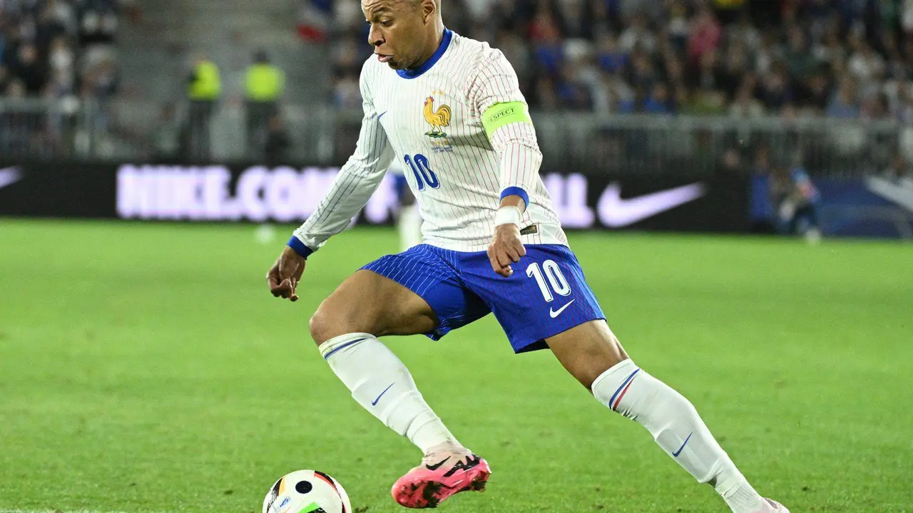 Kylian Mbappé de Francia en acción durante el partido amistoso ante Canadá en Burdeos, previo al comienzo de la Eurocopa. EFE/EPA/Caroline Blumberg