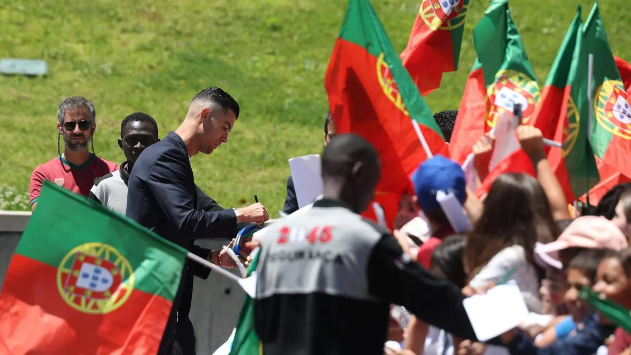 Cristiano Ronaldo firma autógrafos en Oeiras. La selección de Portugal partió hoy hacia Alemania para disputar las Eurocopa. EFE/EPA/TIAGO PETINGA