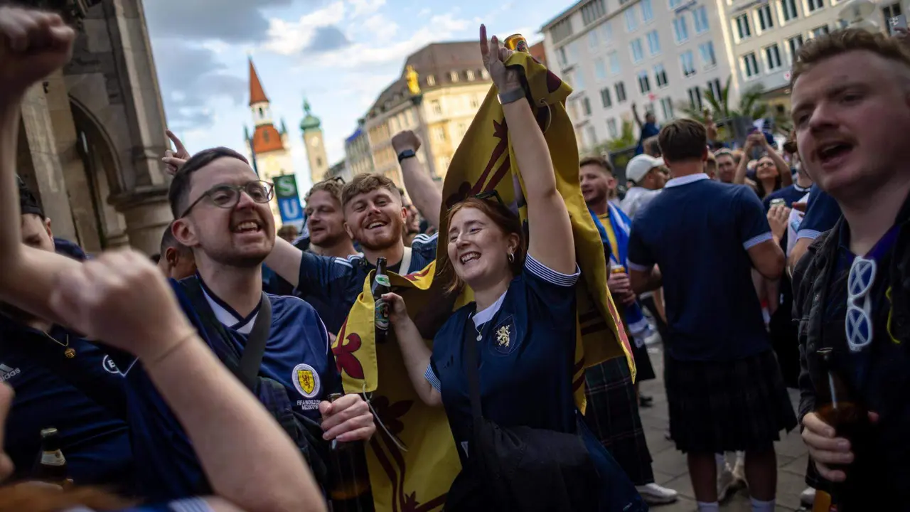 Seguidores escoceses en Munich esperan el partido de inauguración de la Eurocopa 2024. EFE/EPA/MARTIN DIVISEK