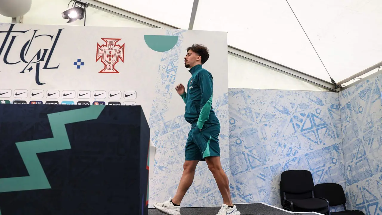 Vitor Machado, 'Vitinha', centrocampista de la selección de Portugal, durante la rueda de prensa de este viernes en destacó este viernes Harsewinkel. EFE/EPA/MIGUEL A. LOPES