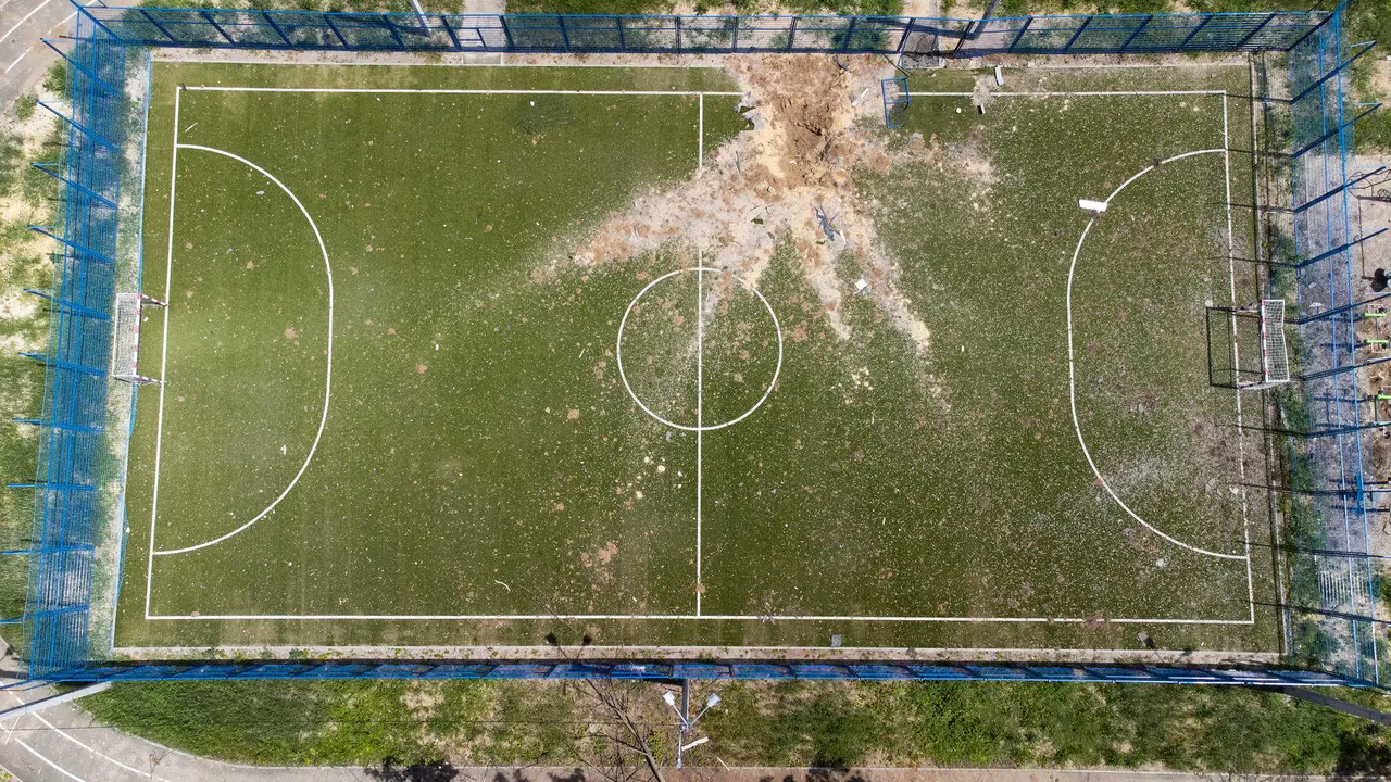 Vista de un campo de fútbol destruido por un misil de los ataques rusos en el barrio Saltivka, en Járkov (Ucrania) en foto de archivo de Orlando Barría EFE