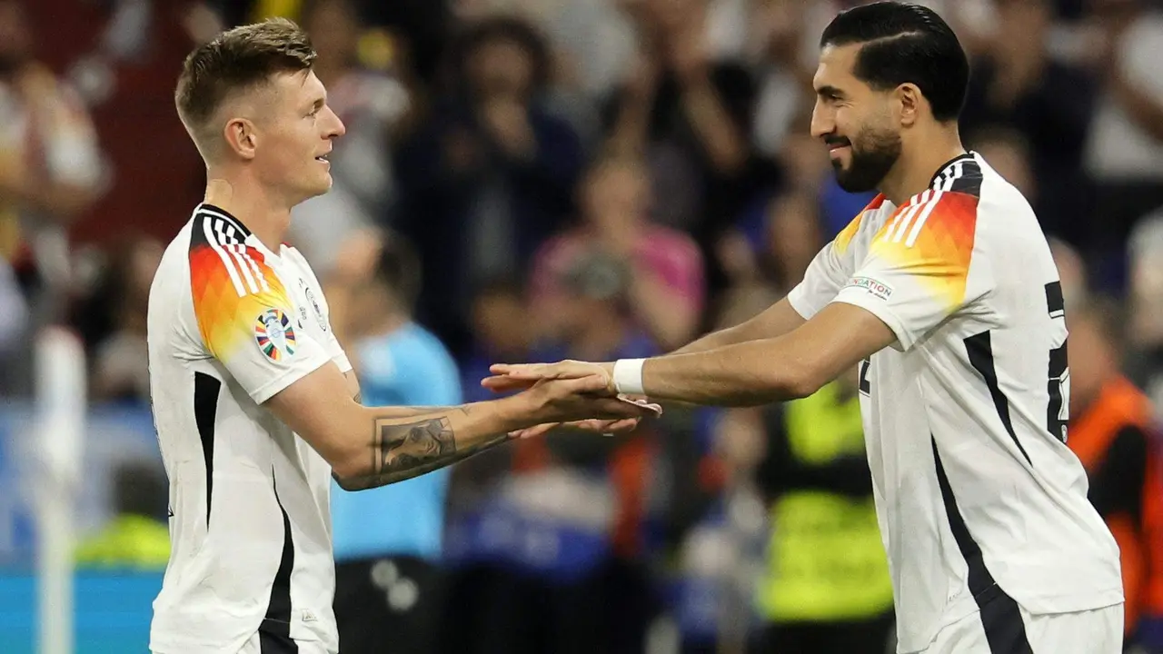 El centrocampista de Alemania Toni Kroos es sustituido por Emre Can durante el primer partido de la Eurocopa que se ha jugado en Múnich. EFE/EPA/RONALD WITTEK