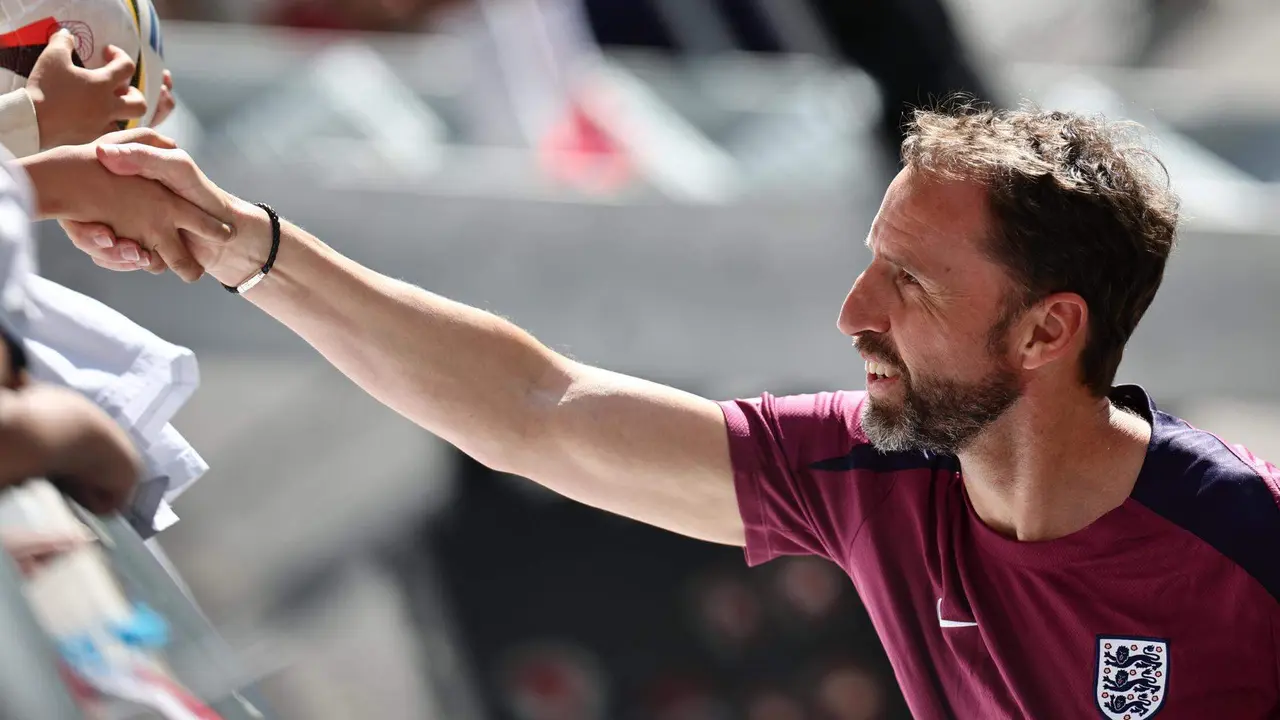 El entrenador inglés Gareth Southgate le da la mano a un aficionado después de una sesión de entrenamiento abierta del equipo nacional de fútbol inglés en Jena, Alemania. EFE/EPA/ANNA SZILAGYI