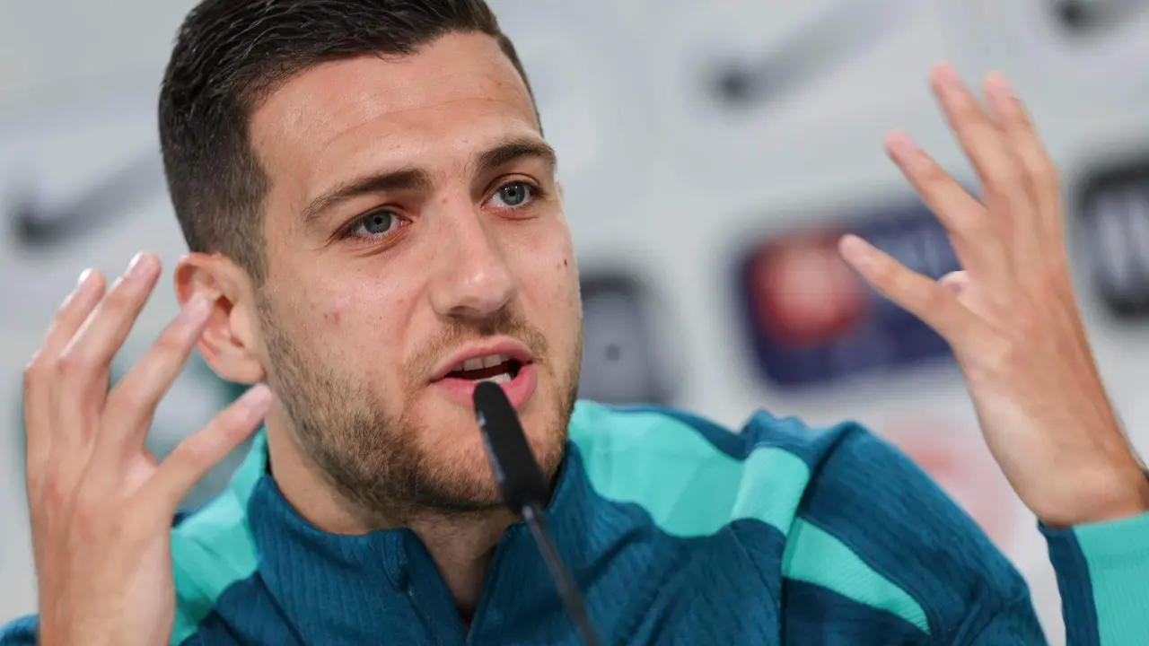 El jugador portugues Diogo Dalot en rueda de prensa en Harsewinkel, Alemania. EFE/EPA/MIGUEL A. LOPEZ