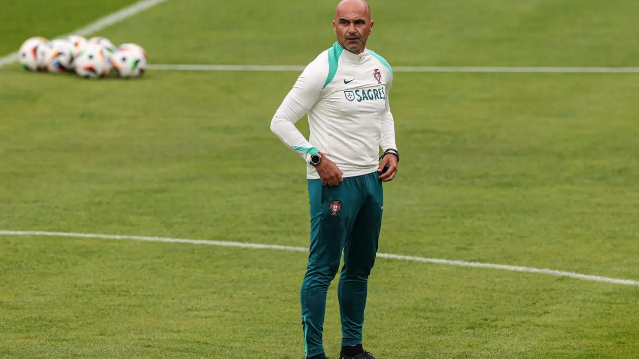 El seleccionador de Portugal Roberto Martínez durante una sesión de entrenamiento abierta al público en Heidewaldstadion en Guetersloh, Alemania. EFE/EPA/MIGUEL A. LOPEZ