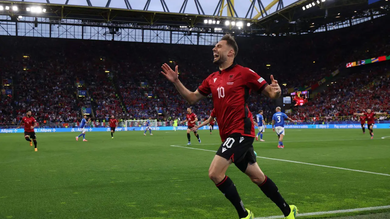 Nedim Bajrami, delantero de la selección de Albania, celebra el 0-1 en Dortmund. EFE/EPA/FRIEDEMANN VOGEL