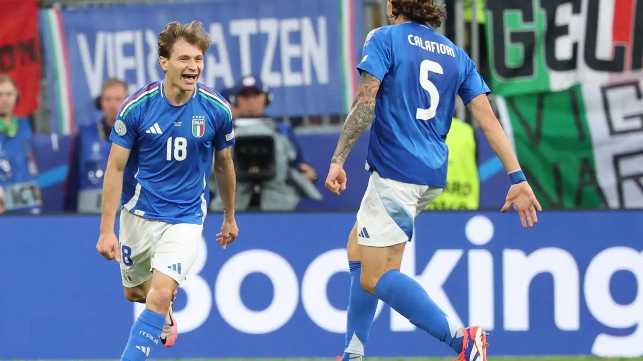 El jugador italiano Nicolo Barella (i) celebra con Riccardo Calafiori el gol (2-1) durante el partido de fútbol del grupo B de la Eurocopa 2024 entre Italia y Albania, en Dortmund, Alemania. EFE/EPA/FRIEDEMANN VOGEL