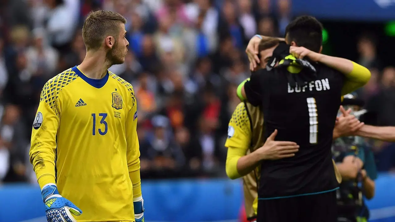 El portero español David De Gea (I) observa la celebración de Gianluigi Buffon durante la Eurocppa de 206 en la que Italia ganó a España en París. EFE/EPA/GEORGI LICOVSKI/Archivo