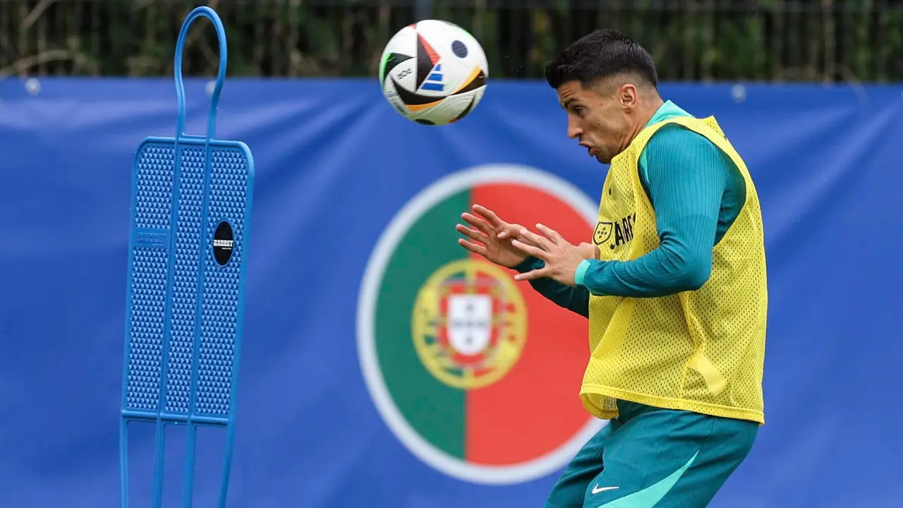 El jugador de Portugal Joao Cancelo durante un entrenamiento en Harsewinkel, Alemania. EFE/EPA/MIGUEL A. LOPES