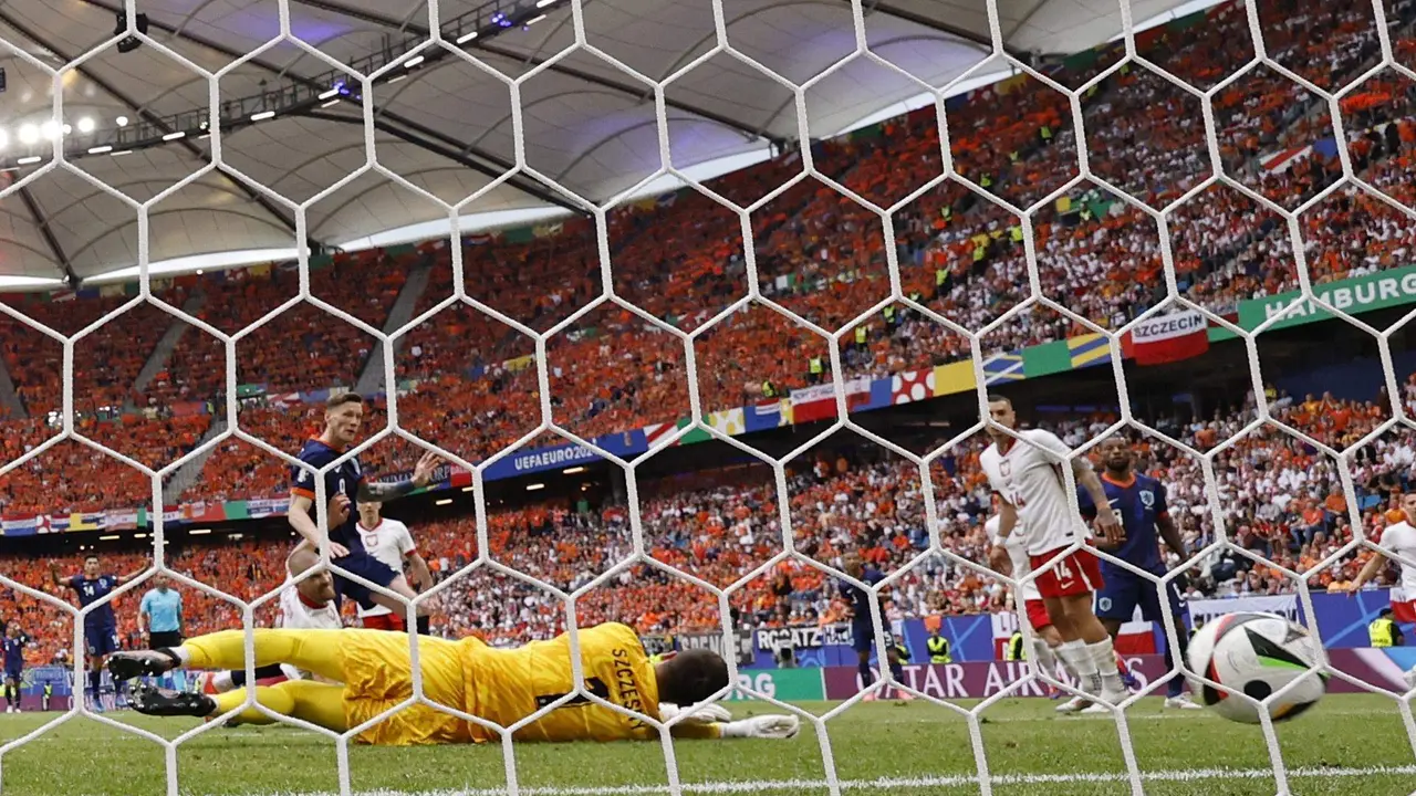 El delantero Wout Weghorst (I) lgra el 1-2 ante Polonia en Hamburgo, Alemania. EFE/EPA/ROBERT GHEMENT