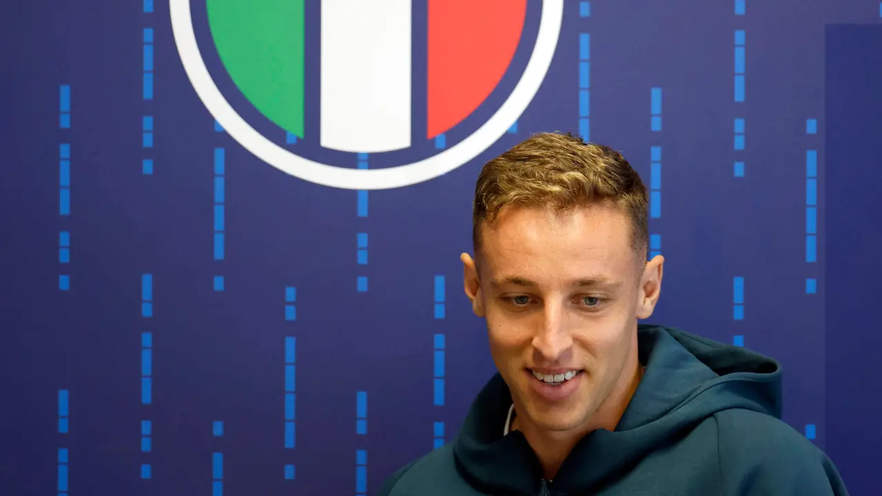 El centrocampista italiano Davide Frattesi durante la rueda de prensa convocada este lunes en el lugar de concentración de la selección de Italia.EFE/ Alberto Estévez