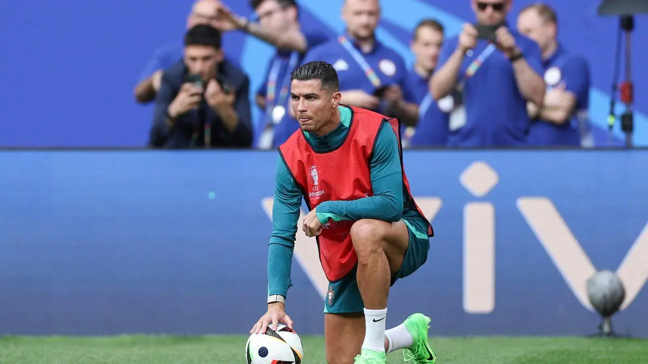 El jugador portugués Cristiano Ronaldo duranta un entrenamiento previo al partido contra la República Checa en Leipzig, Alemania. EFE/EPA/MIGUEL A. LOPES