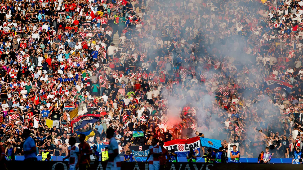 Seguidores croatas durante el partido ante España. EFE/J.J. Guillen