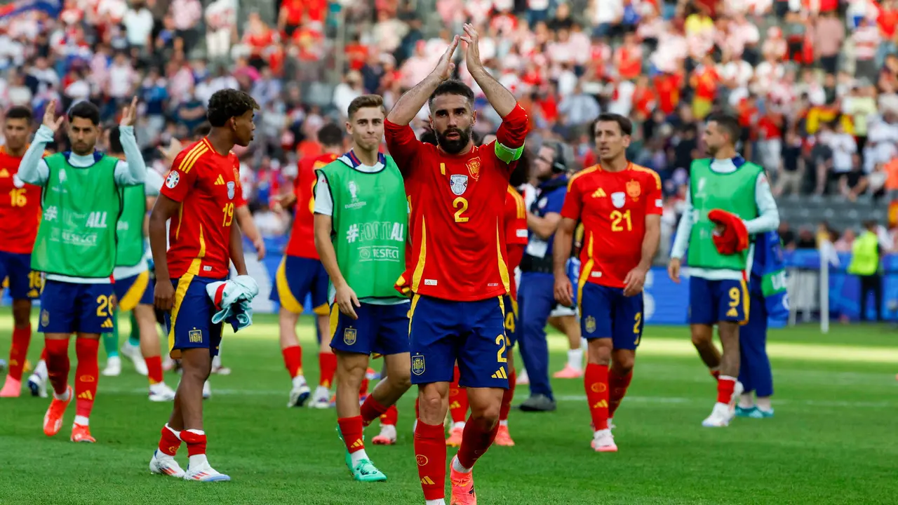 Foto de archivo del defensa de la selección española Dani Carvajal (c) agradece el apoyo a la afición tras el partido del grupo B de la Eurocopa 2024 entre España y Croacia. EFE/J.J. Guillén