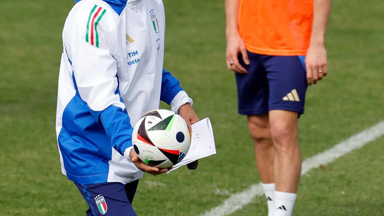 El seleccionador italiano, Luciano Spalletti, junto al centrocampista Nicolo Barella durante un entrenamiento de la selección de Italia realizado en Iserlohn (Alemania). EFE/ Alberto Estévez