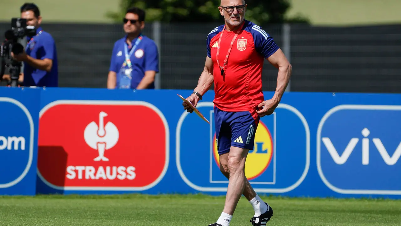 El seleccionador Luis de la Fuente durante el entrenamiento de la selección española de fútbol en el lugar de concentración de Donaueschingen. EFE/ J.J. Guillén