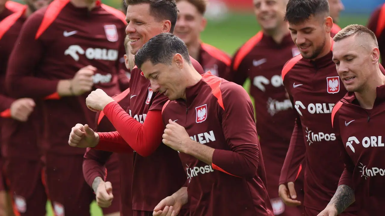 El jugador polaco Robert Lewandowski durante el entrenamiento de este miércoles. EFE/EPA/Leszek Szymanski