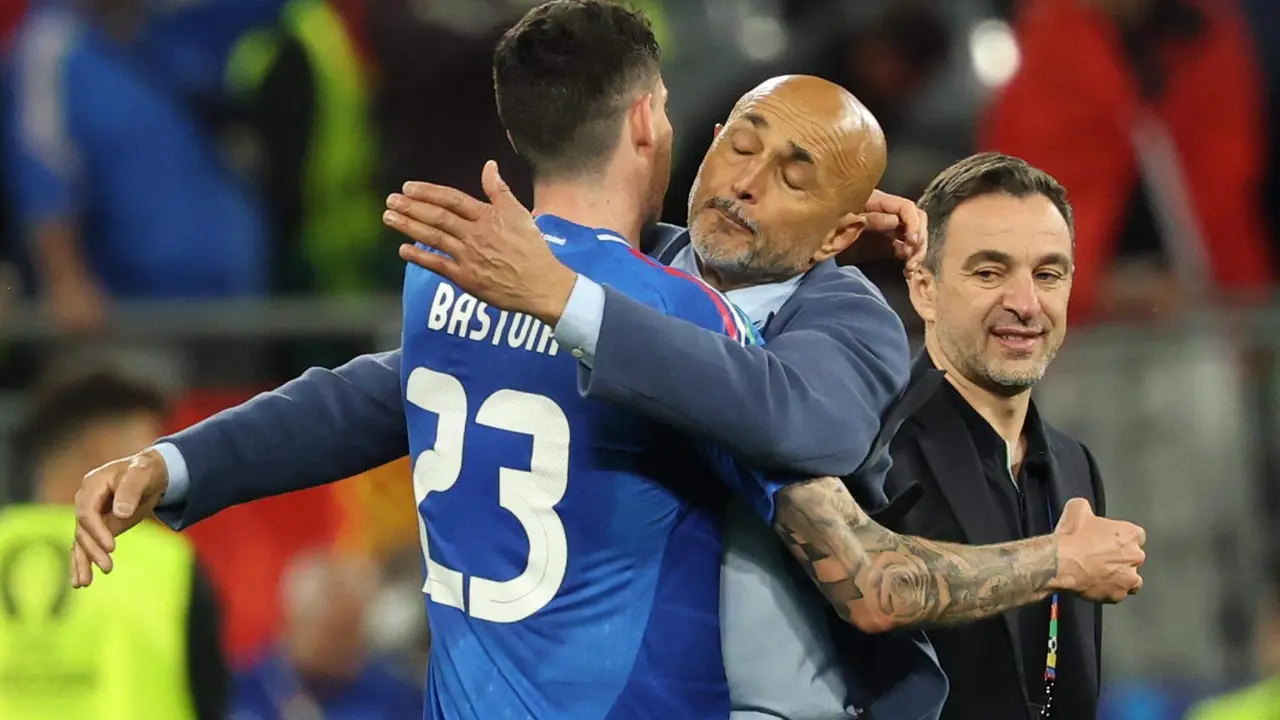 Luciano Spalletti abraza a Alessandro Bastoni. EFE/EPA/FRIEDEMANN VOGEL