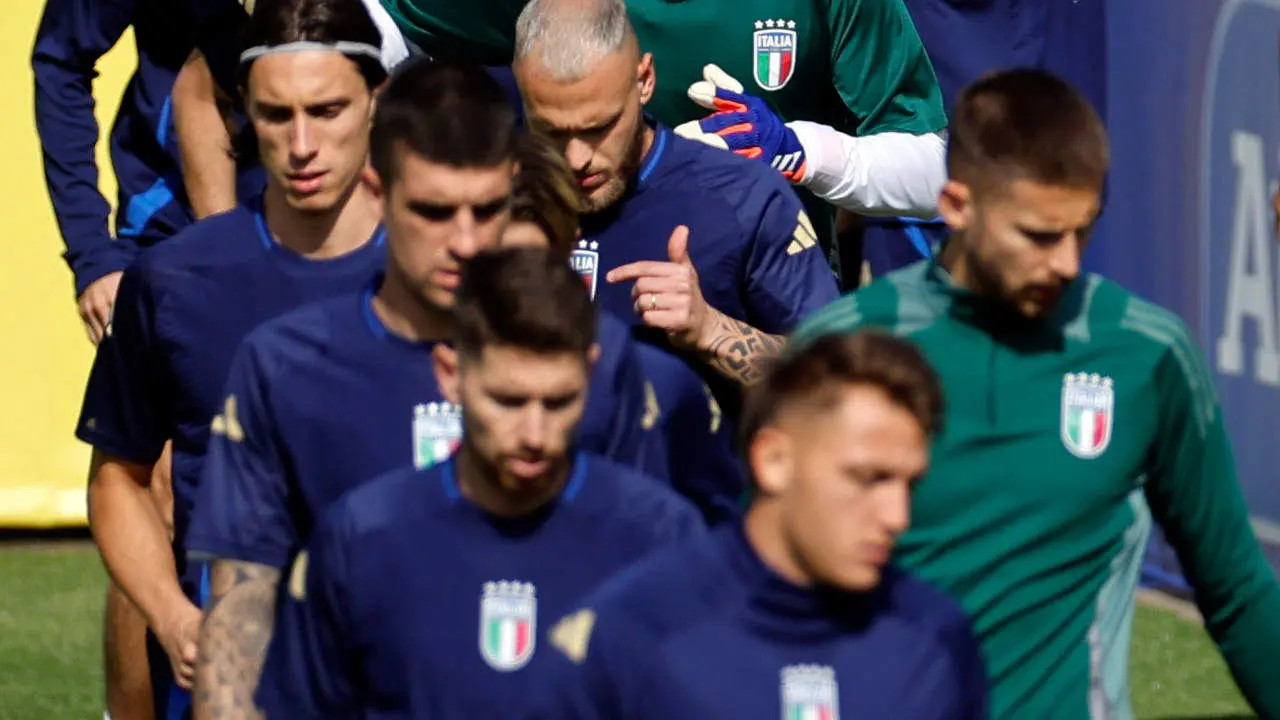 El portero Gianluigi Donnarumma junto a sus compañeros durante el entrenamiento de la selección de Italia este miércoles, en Iserlohn (Alemania). Italia jugará mañana contra España en la segunda jornada del grupo B de la Eurocopa 2024. EFE/ Alberto Estévez