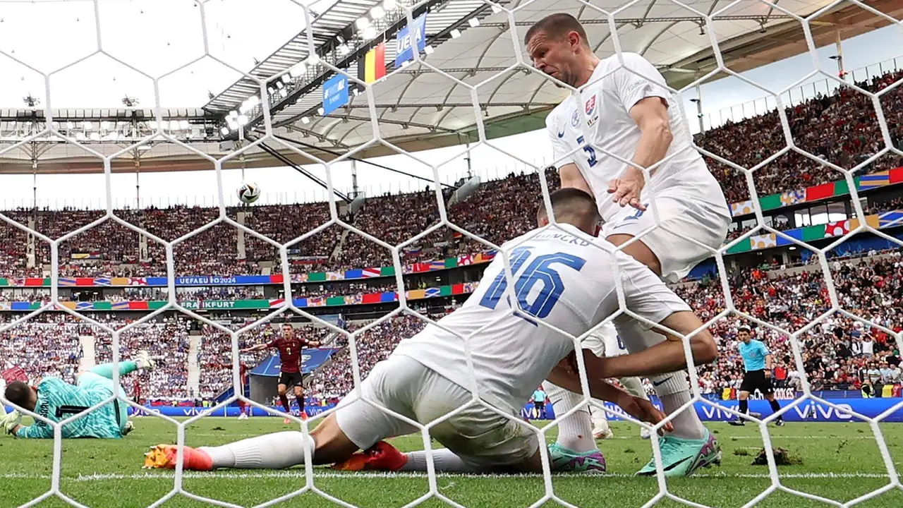 El central eslovaco David Hancko (I) saca bajo la línea un gol junto a su compañero Denis Vavro durante el partido del grupo E que han jugado Bélgica y Eslovaquia en Frákfort, Alemania. EFE/EPA/ABEDIN TAHERKENAREH