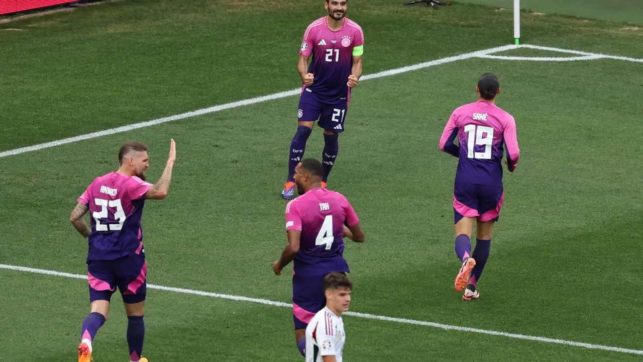 El jugador alemán Ilkay Gundogan (c) celebra el 2-0  con su compañeros durante el partido del grupo A que han jugado Alemania y Hungría en Stuttgart, Alemania. EFE/EPA/MOHAMED MESSARA