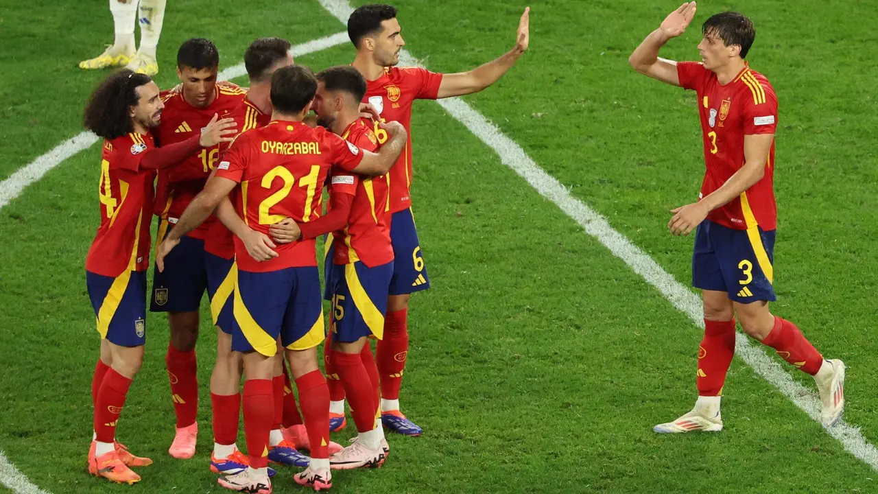 Los jugadores de España durante el encuentro de la fase de grupos de la Eurocopa 2024 que España e Italia disputan hoy jueves en el Arena AufSchalke, Gelsenkirchen (Alemania). EFE/EPA/GEORGI LICOVSKI