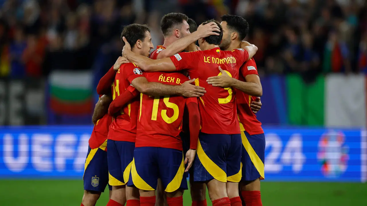 Los jugadores de la selección española celebran su victoria a la finalización del encuentro de la fase de grupos de la Eurocopa 2024 que España e Italia disputaron este jueves en el Arena AufSchalke, Gelsenkirchen (Alemania). EFE/Alberto Estévez