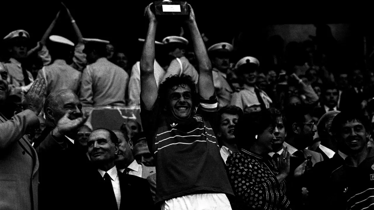 El capitán de la selección francesa, Michel Platini (c), levanta el trofeo de la Eurocopa de 1984 en el Parque de los Príncipes de París. EFE