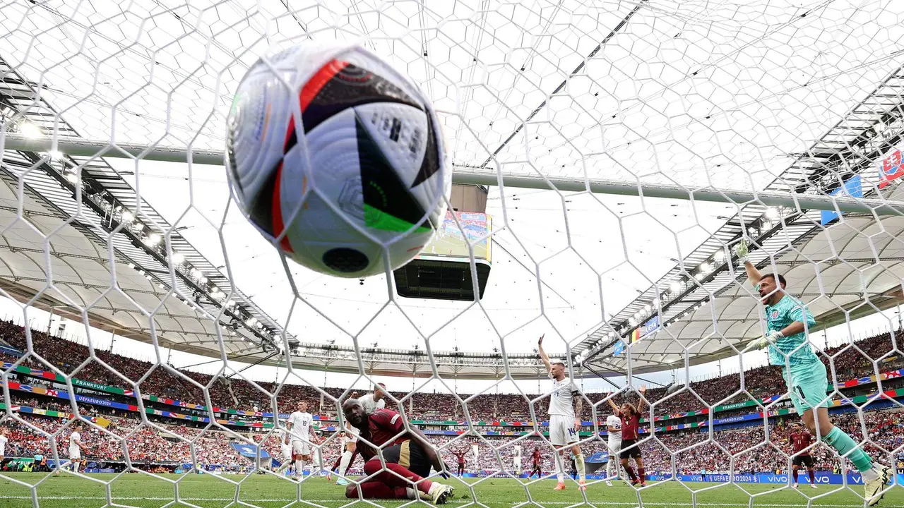 El delantero de Bélgica Romelu Lukaku (C) marca un gol que fue después anulado por el VAR durante el partido del Grupo E de la Eurocopa disputado entre Bélgica y Eslovaquia en Frankfurt Main, Alemania. EFE/ABEDIN TAHERKENAREH