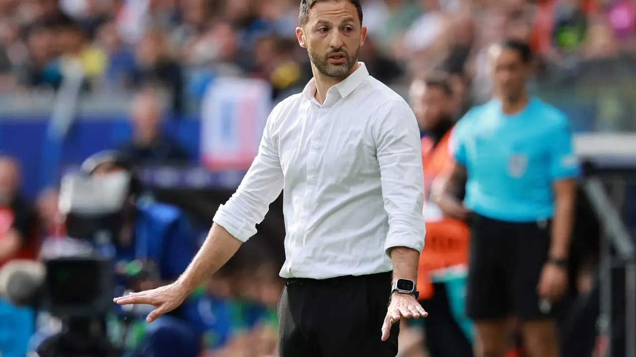 El seleccionador belga Domenico Tedesco gesticula durante el partido del grupo E que jugaron Bélgica y Eslovaquia en Fránkfort Alemania. EFE/EPA/CLEMENS BILAN