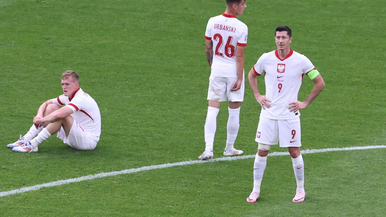 El delantero polcao Robert Lewandowski (d) durante el partido del grupo D que han jugado Polonia y Austria en Berlín, Alemania. EFE/EPA/ABEDIN TAHERKENAREH