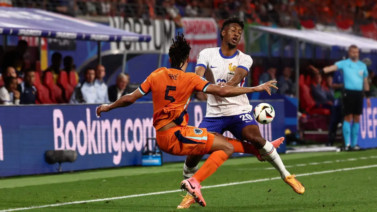 El neerlandés Nathan Ake (I) y el francés Kingsley Coman durante el partido del grupo D que han jugado Países Bajos y Francia en Leipzig, Alemania. EFE/EPA/ANNA SZILAGYI