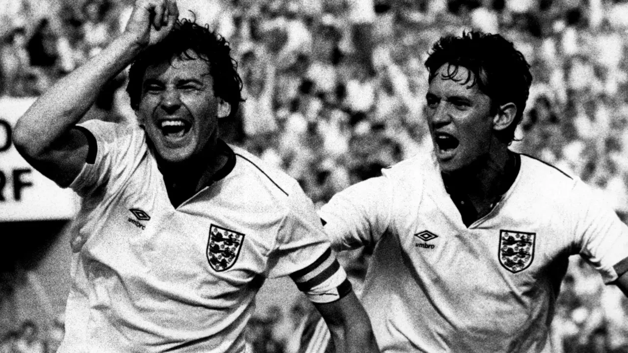 Los jugadores ingleses Bryan Robson (i), y Gary Lineker (d) celebran un gol durante la fase de clasificación para la Europa de 1988. EFE/ Mété Raz/Archivo