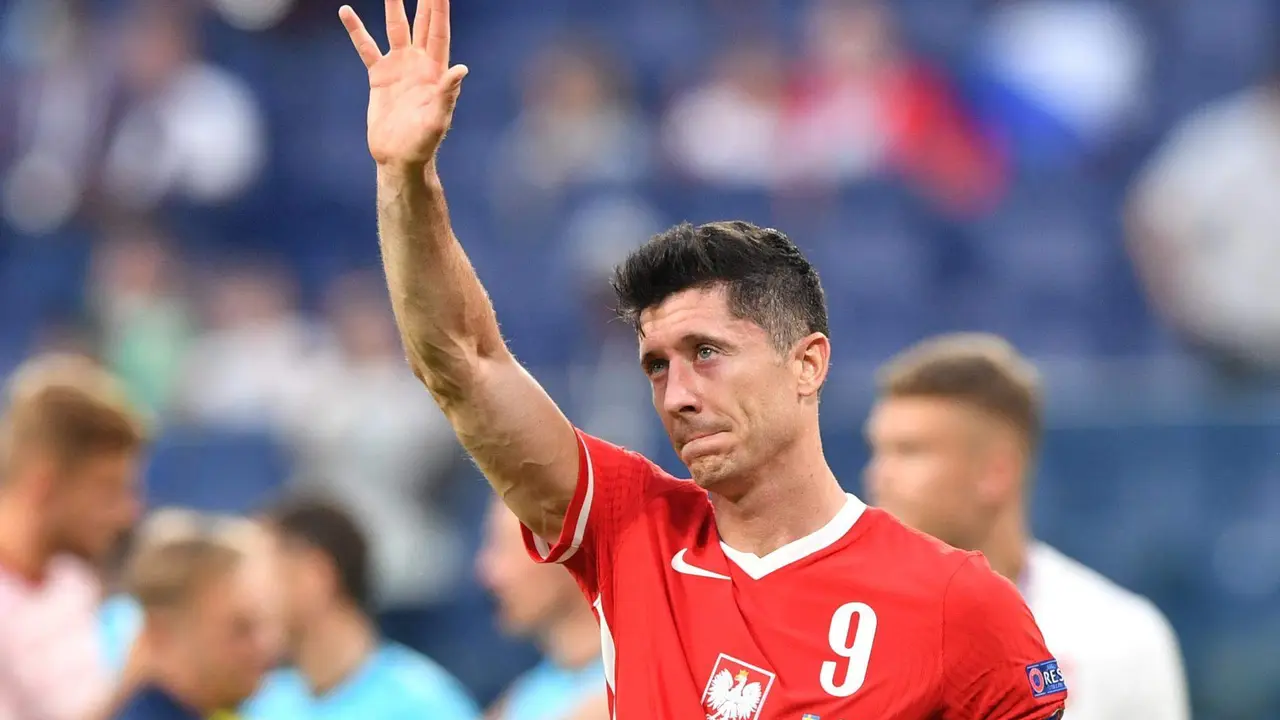 El polaco Robert Lewandowski saluda a la afición tras el partido de la Eurocopa 2020 entre las selecciones de Suecia y Polonia, en San Petersburgo, en el que marcó dos goles. EFE/EPA/Adam Warzawa