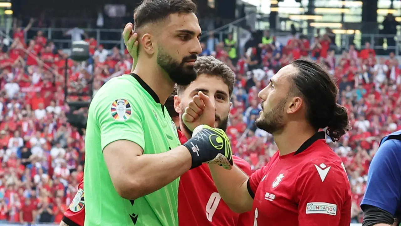 El portero de Georgia Giorgi Mamardashvili () es felicutado por su compañero Giorgi Kochorashvili (d) durante el partido del grupo Fque han jugado Georgia y República Checa en Hamburgo. EFE/EPA/ABEDIN TAHERKENAREH