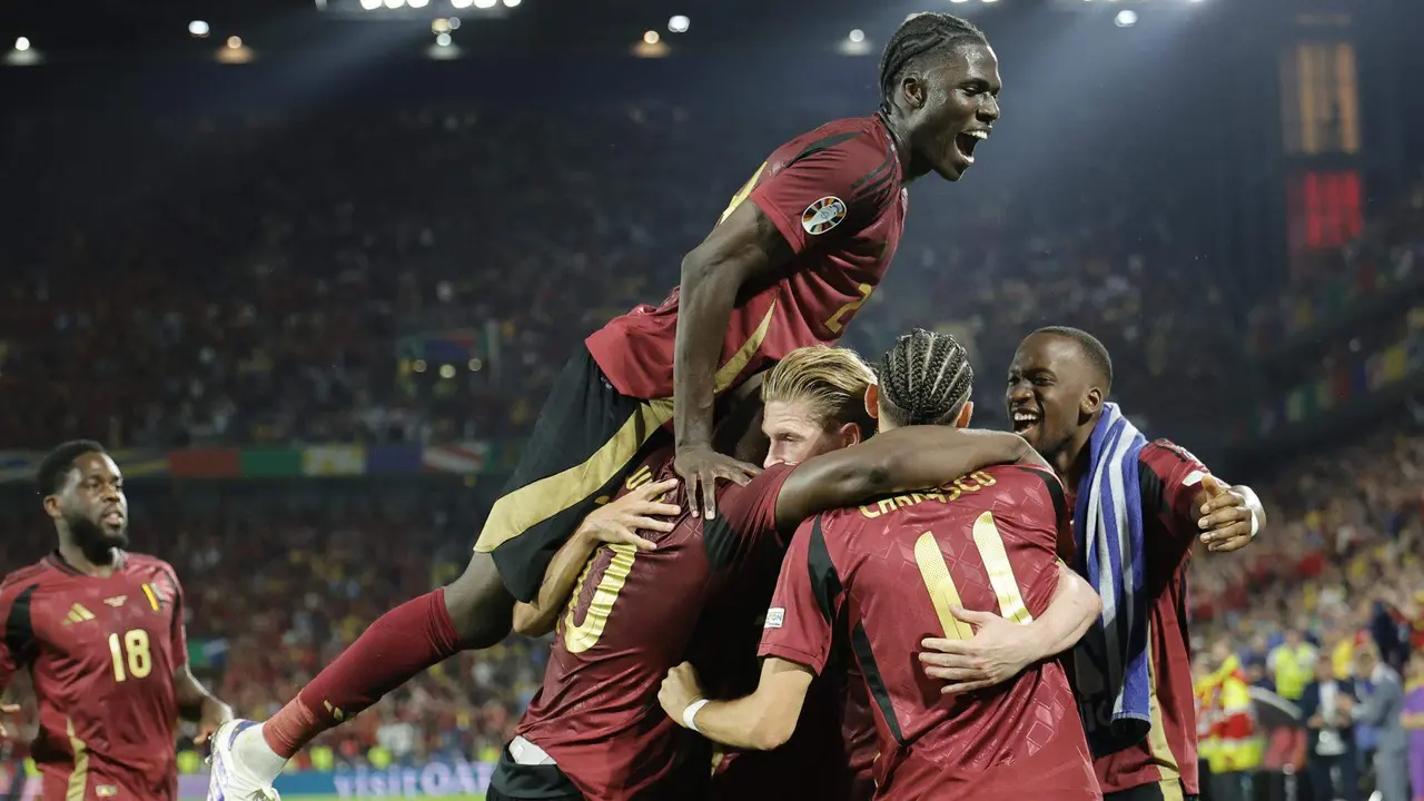 El medio belga Kevin de Bruyne (c) celebra el 2-0 con sus compañeros durante el partido del grupo E que han jugado Bélgica y Rumnaía en Colonia, Alemania. EFE/EPA/RONALD WITTEK