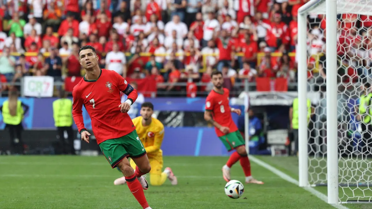 El delantero portugués Cristiano Ronaldo celebra erl gol de su compaerño Bruno Fernandes durante el partido del grupo F jugado en Dortmund, Alemania. EFE/EPA/MIGUEL A. LOPES