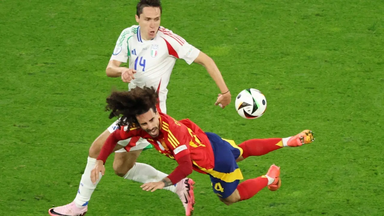 El italiano Federico Chiesa en acción ante Marc Cucurella (d). EFE/EPA/GEORGI LICOVSKI