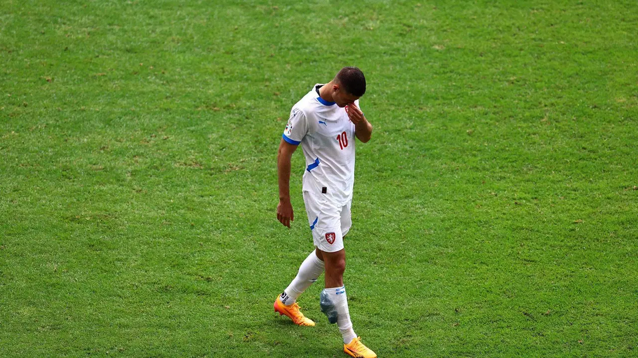 El delantero checo Patrik Schick se retira lesionado ante Georgia. EFE/EPA/FILIP SINGER