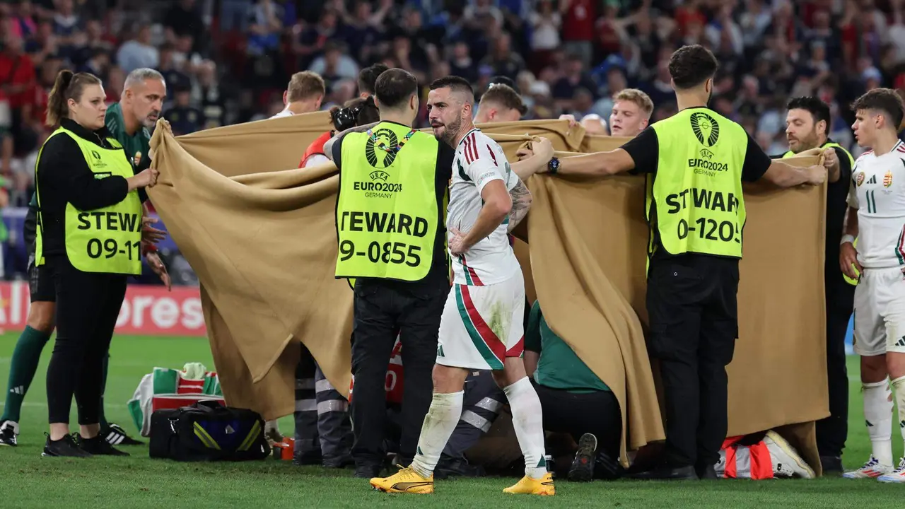 El futbolista húngaro Barnabas Varga (escondido) recibe atención médica tras sufrir un golpe, en una foto de archivo. (Alemania, Hungría) EFE/EPA/MOHAMED MESSARA