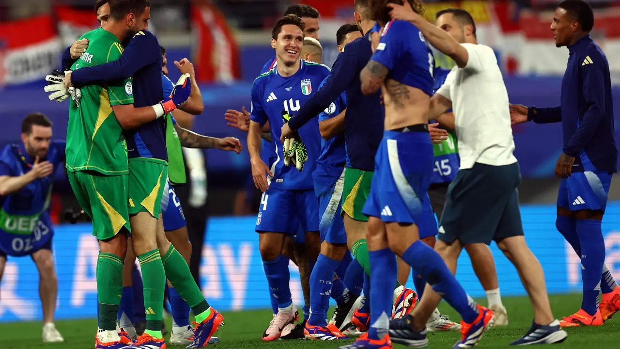 Los italianos celebran la clasificación tras el partido del grupo B que han jugado Croaica e Italia en Leipzig, Alemania. EFE/EPA/FILIP SINGER