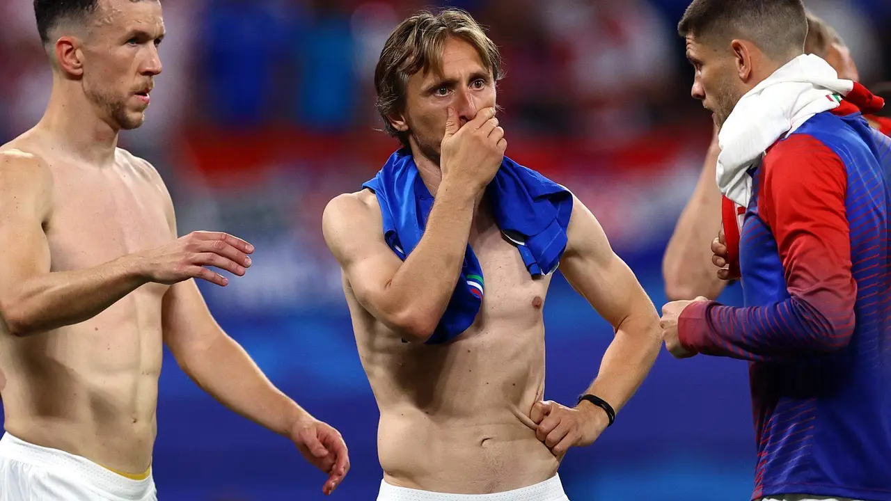 El croata Luka Modric se lamenta tras esfumarse la victoria en el minuto 98 en el duelo jugado en Leipzig, Alemania. EFE/EPA/FILIP SINGER