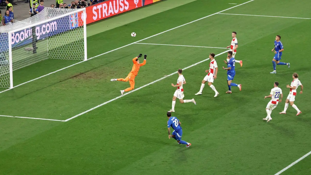 El italiano Mattia Zaccagni logra el 1-1 durante el partido del grupo B que han jugado Croacia e Italia en Leipzig, Alemania. EFE/EPA/ABEDIN TAHERKENAREH