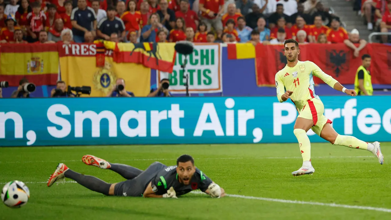 El delantero español Ferrán Torres (d) anota el 1-0 durante el encuentro de la fase de grupos de la Eurocopa 2024 disputado entre las selecciones de España y Albania en Düsseldorf (Alemania), este lunes. EFE/ Alberto Estévez