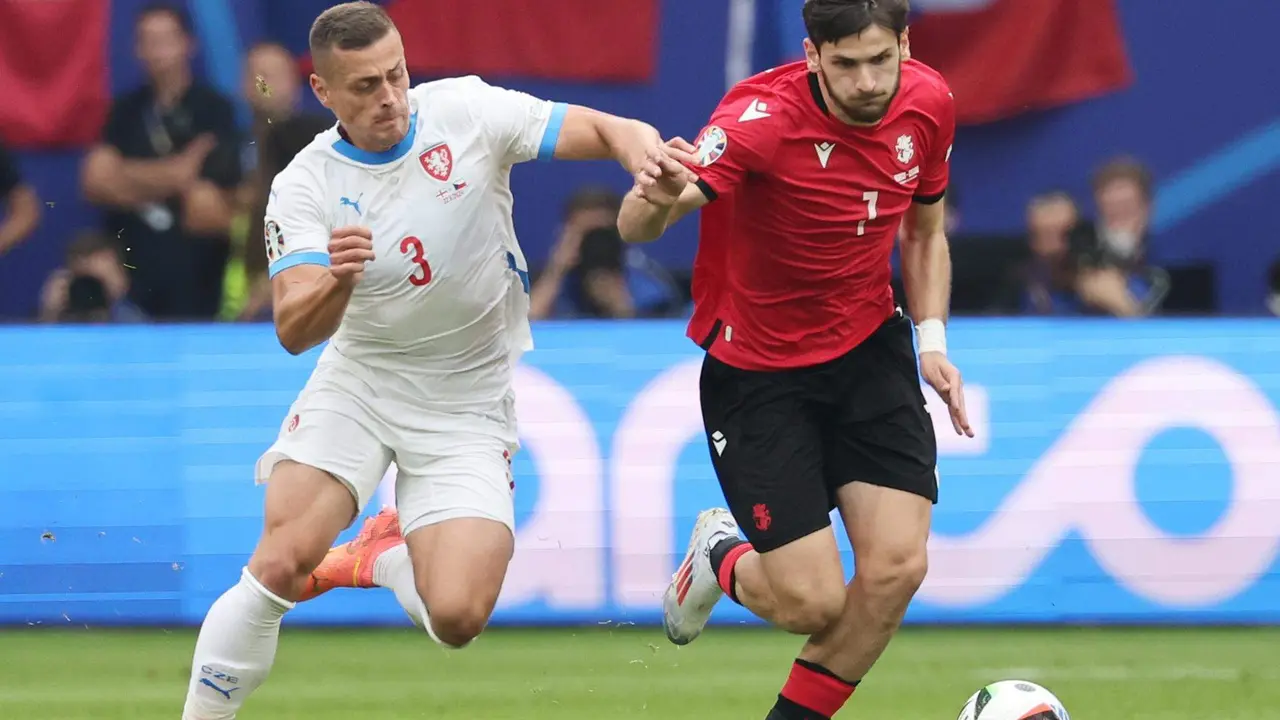 El checo Tomas Holes comete falta sobre el georgiano Khvicha Kvaratskhelia en el partido jugado en Hamburgo, Alemania. EFE/EPA/ABEDIN TAHERKENAREH