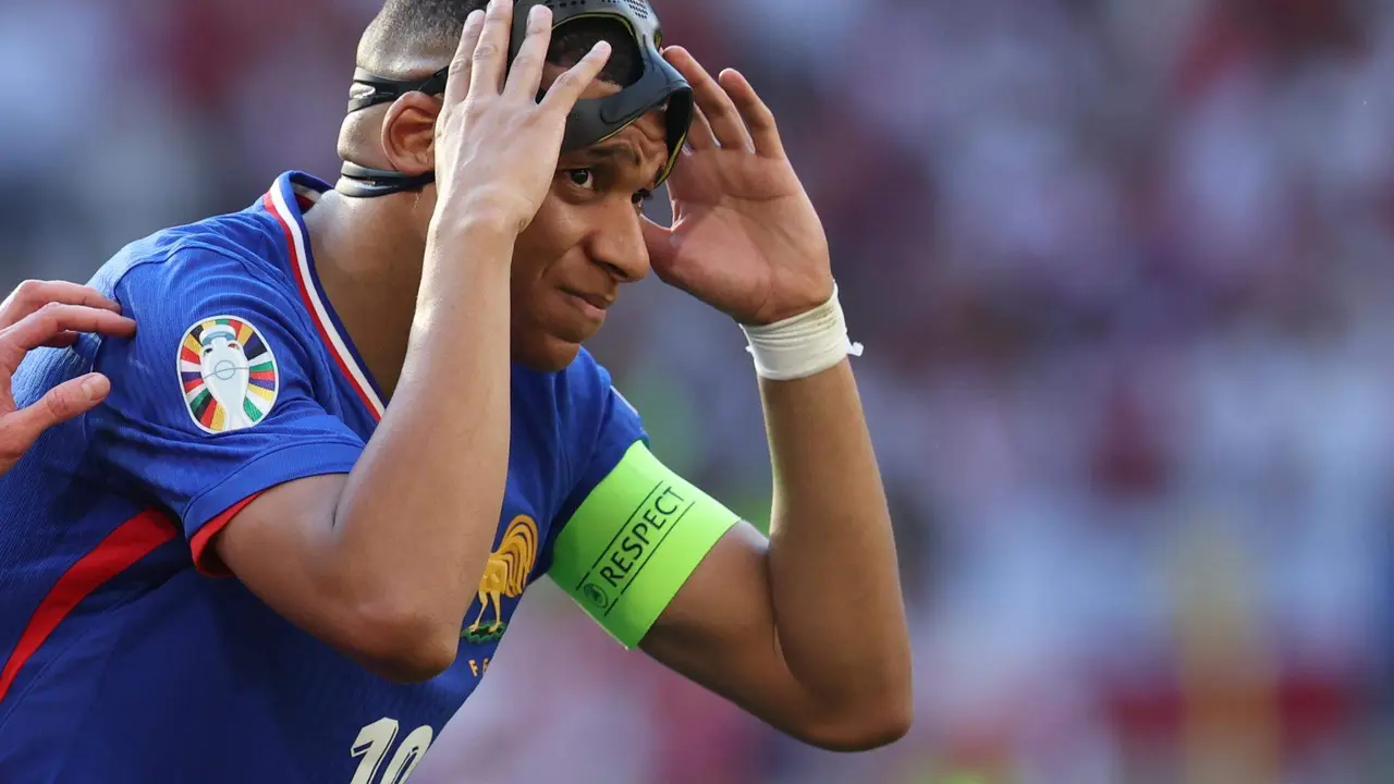 El francés Kylian Mbappé reacciona durante el partido del grupo D que han jugado Francia y Polonia en Dortmund, Alemania. EFE/EPA/FRIEDEMANN VOGEL