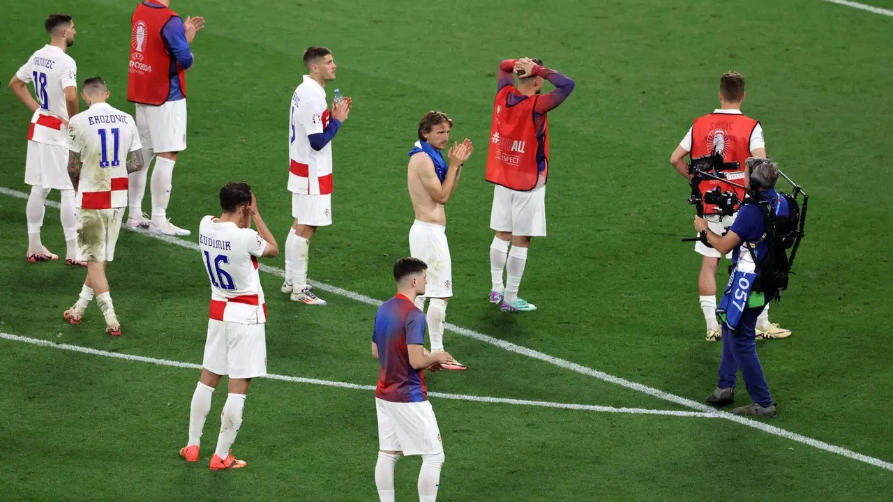 Luka Modric y sus compañeros se despiden de la Eurocopa. EFE/EPA/ABEDIN TAHERKENAREH