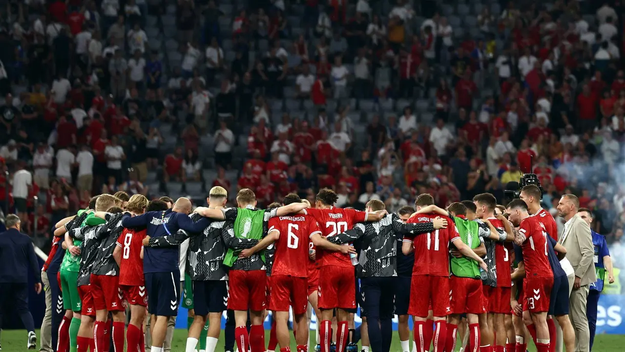 Lso jugaores de Dinamarca celebran la clasificación en Múnich, Alemania. EFE/EPA/ANNA SZILAGYI